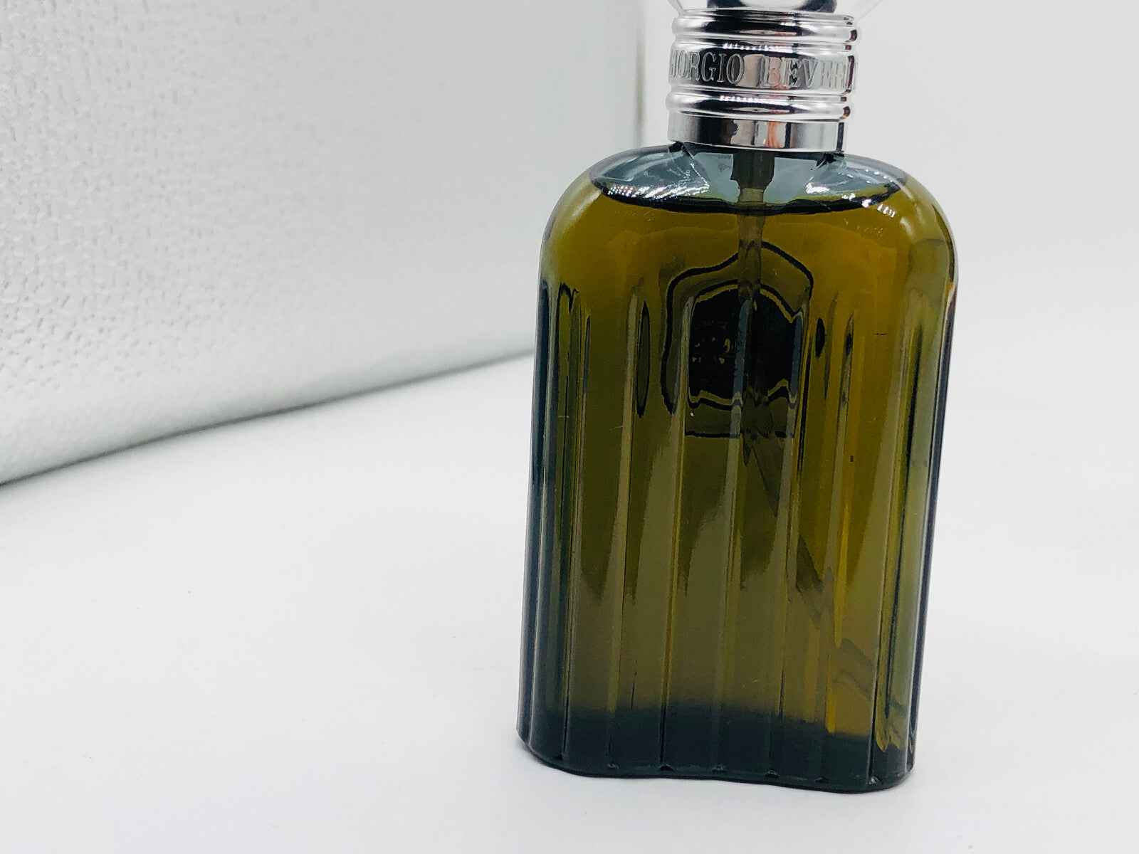 Profumo Giorgio Beverly Hills Homme in bottiglia verde con design elegante e chiusura metallica