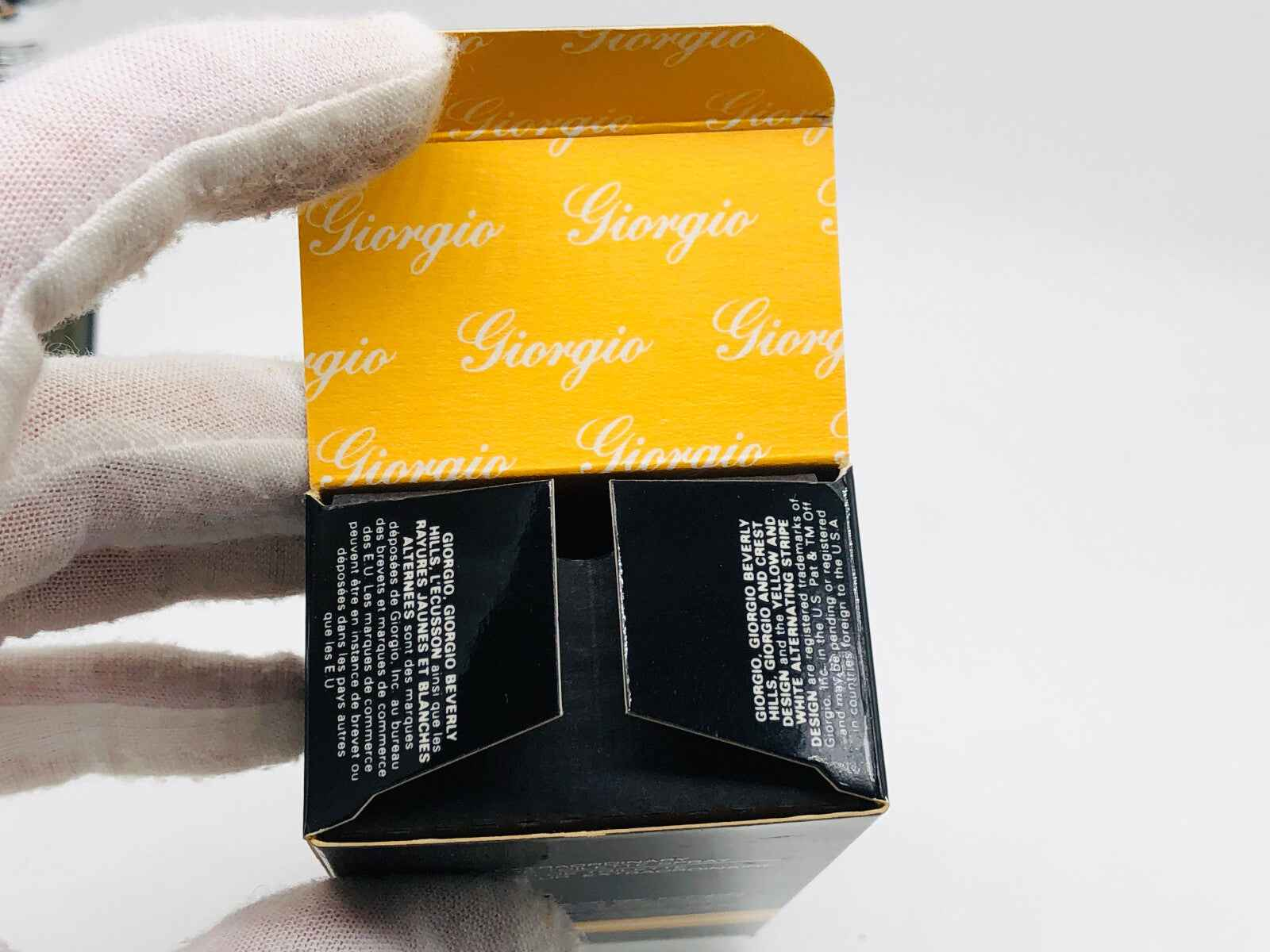 Scatola di profumo Giorgio Beverly Hills Homme aperta con dettagli sul retro e logo distintivo