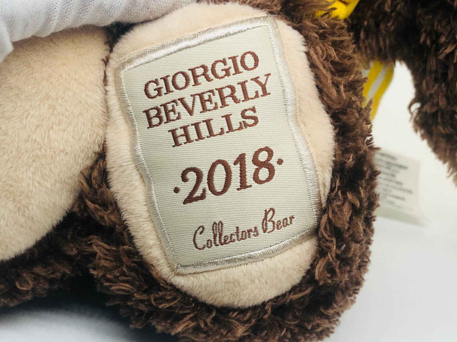 Orso da collezione Giorgio Beverly Hills Homme del 2018 con etichetta e dettagli in peluche morbido