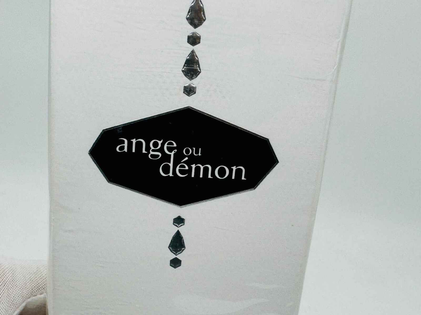 Scatola di profumo Givenchy Ange Ou Demon con design elegante e dettagli in cristallo