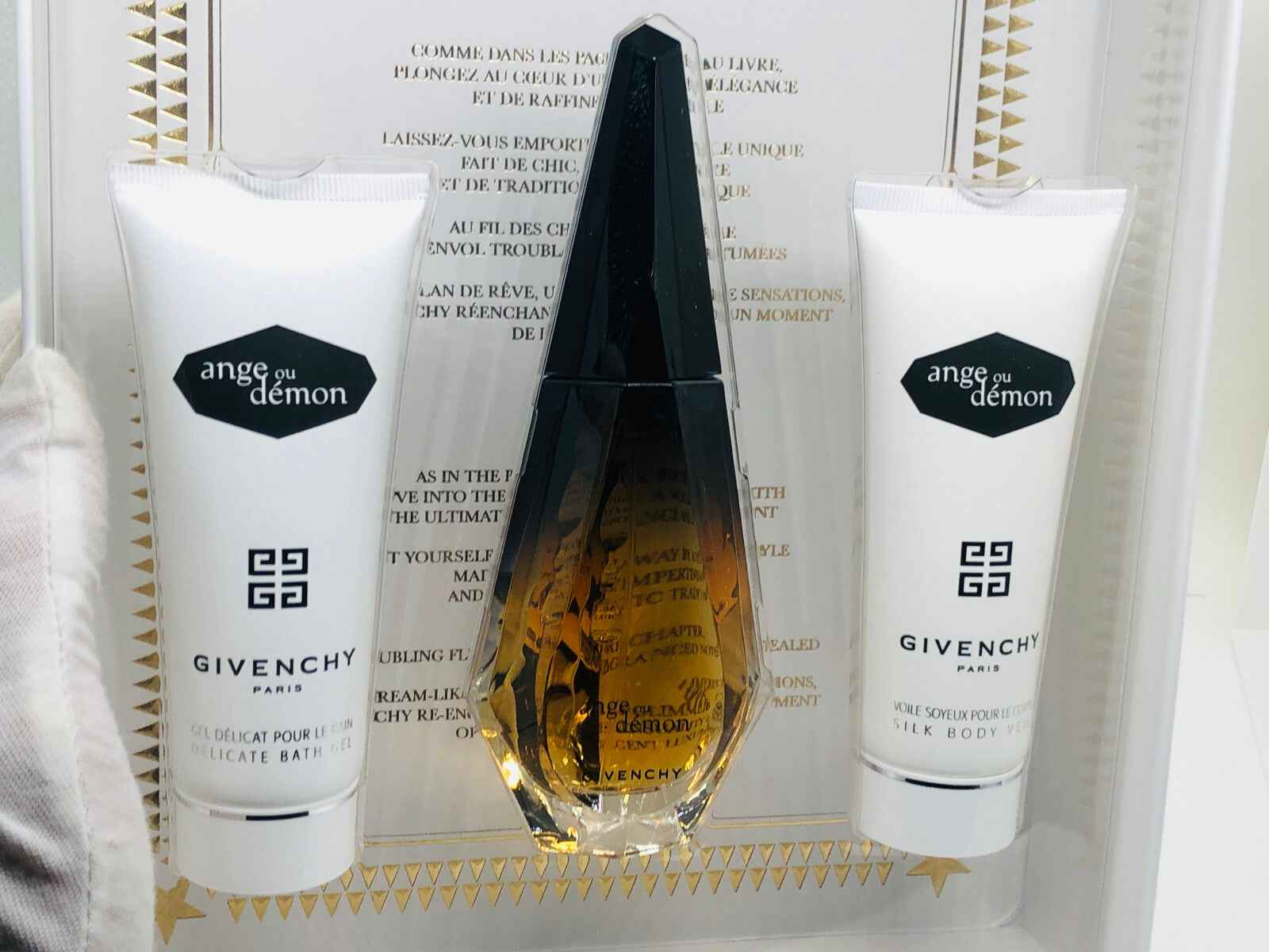 Set regalo Givenchy Ange Ou Demon con profumo e crema per il corpo, elegante e raffinato.