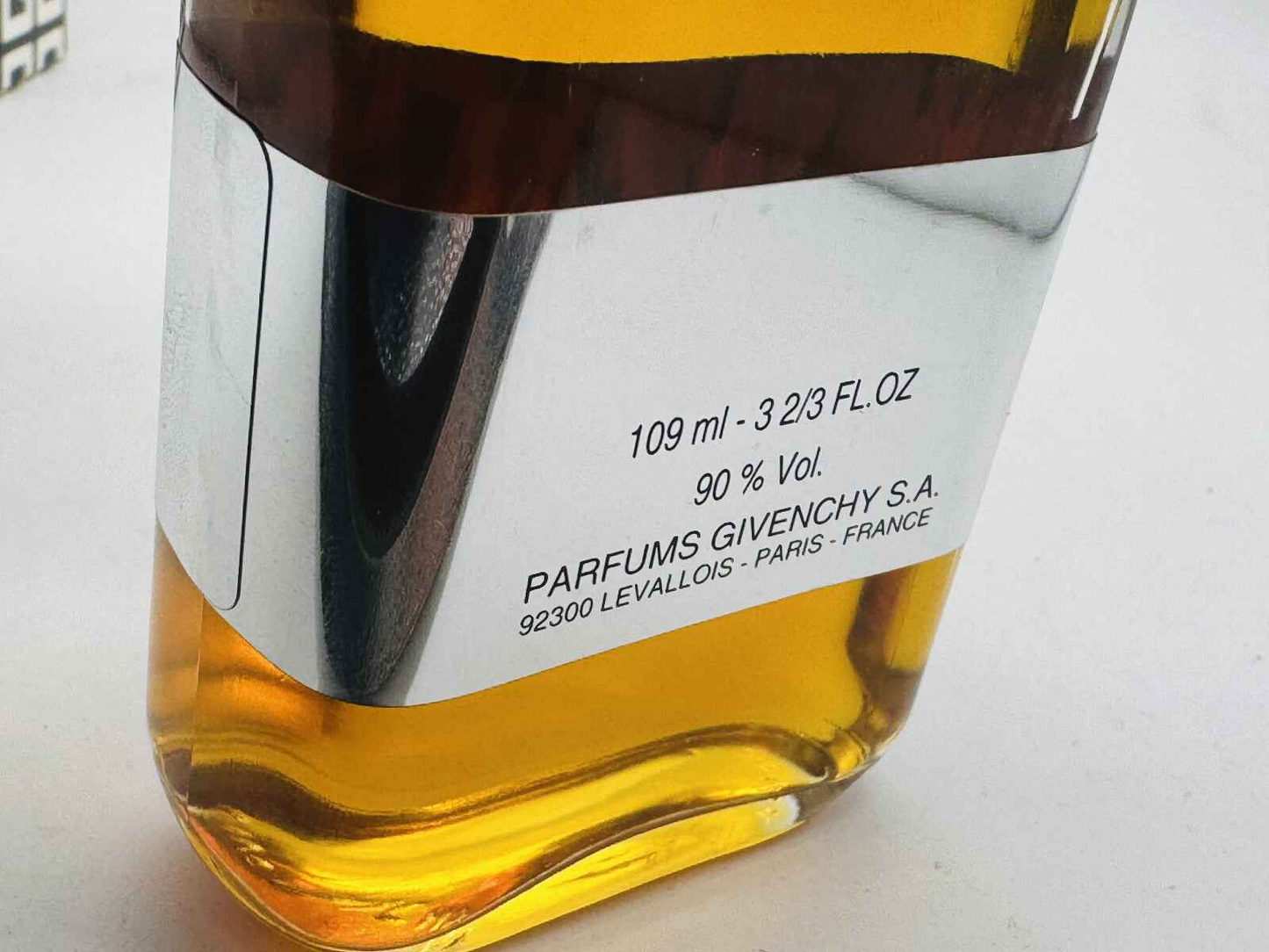 Flacone di profumo Givenchy Gentleman Vintage da 109 ml con etichetta elegante e colore ambrato