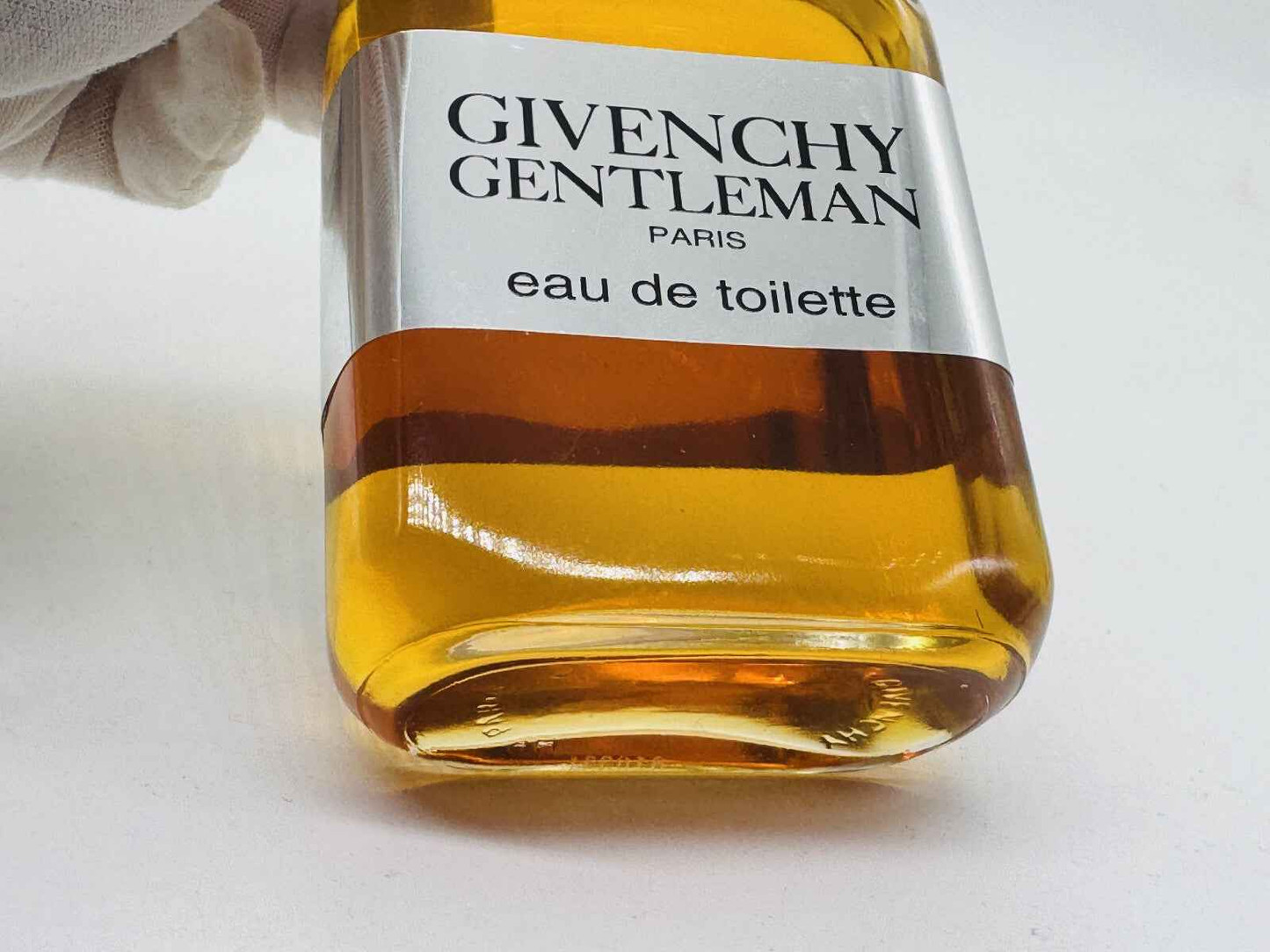 Flacone di profumo Givenchy Gentleman Vintage con etichetta e tonalità ambra