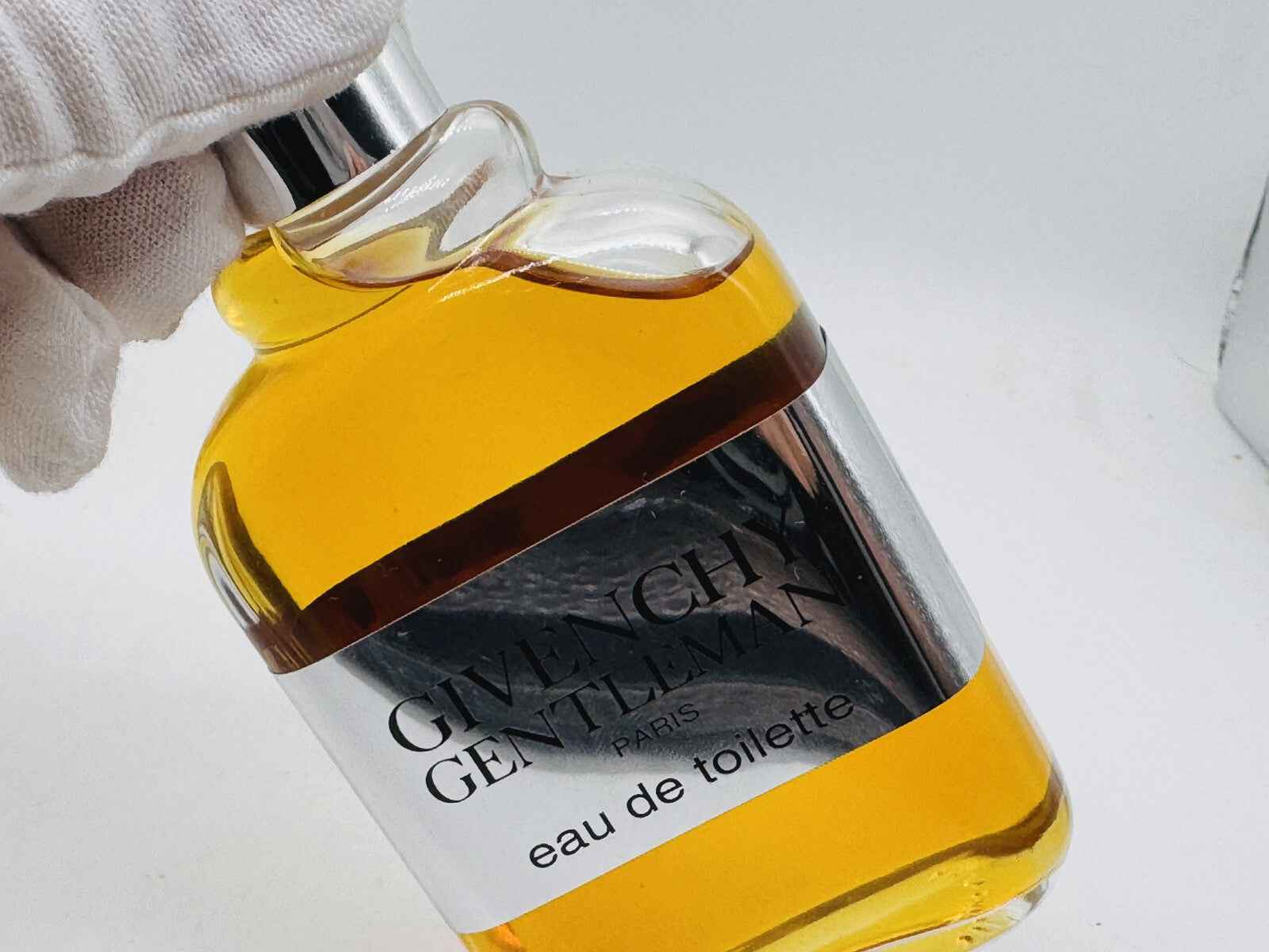Flacone di Profumo Givenchy Gentleman Vintage con etichetta eau de toilette e liquido dorato