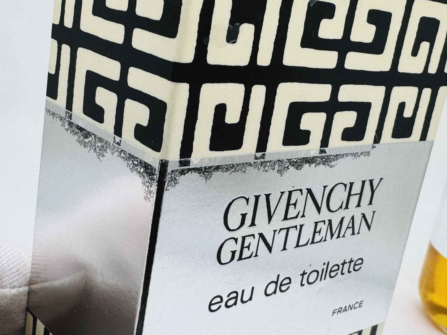 Flacone di Profumo Givenchy Gentleman Vintage in design elegante con etichetta chiara