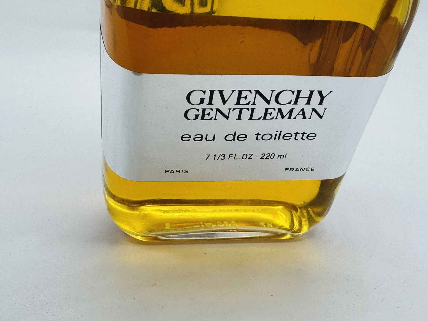 Flacone di profumo Givenchy Gentleman Vintage da 220 ml con etichetta elegante e colore ambrato