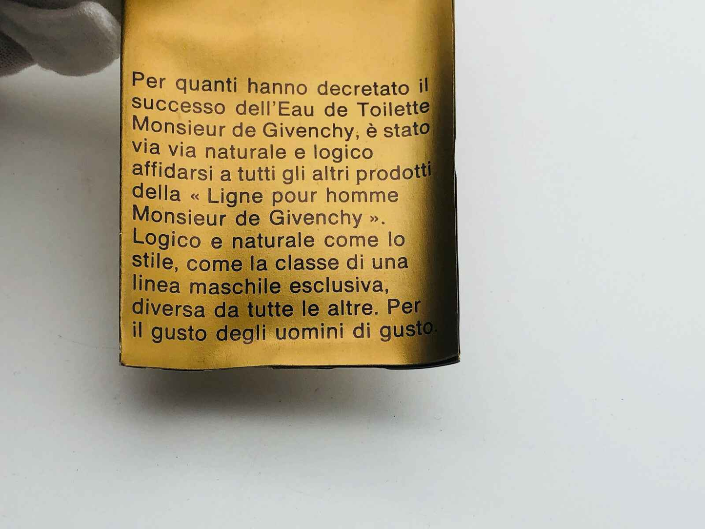 Confezione del profumo Givenchy Monsieur Vintage con descrizione di eleganza maschile e naturalezza