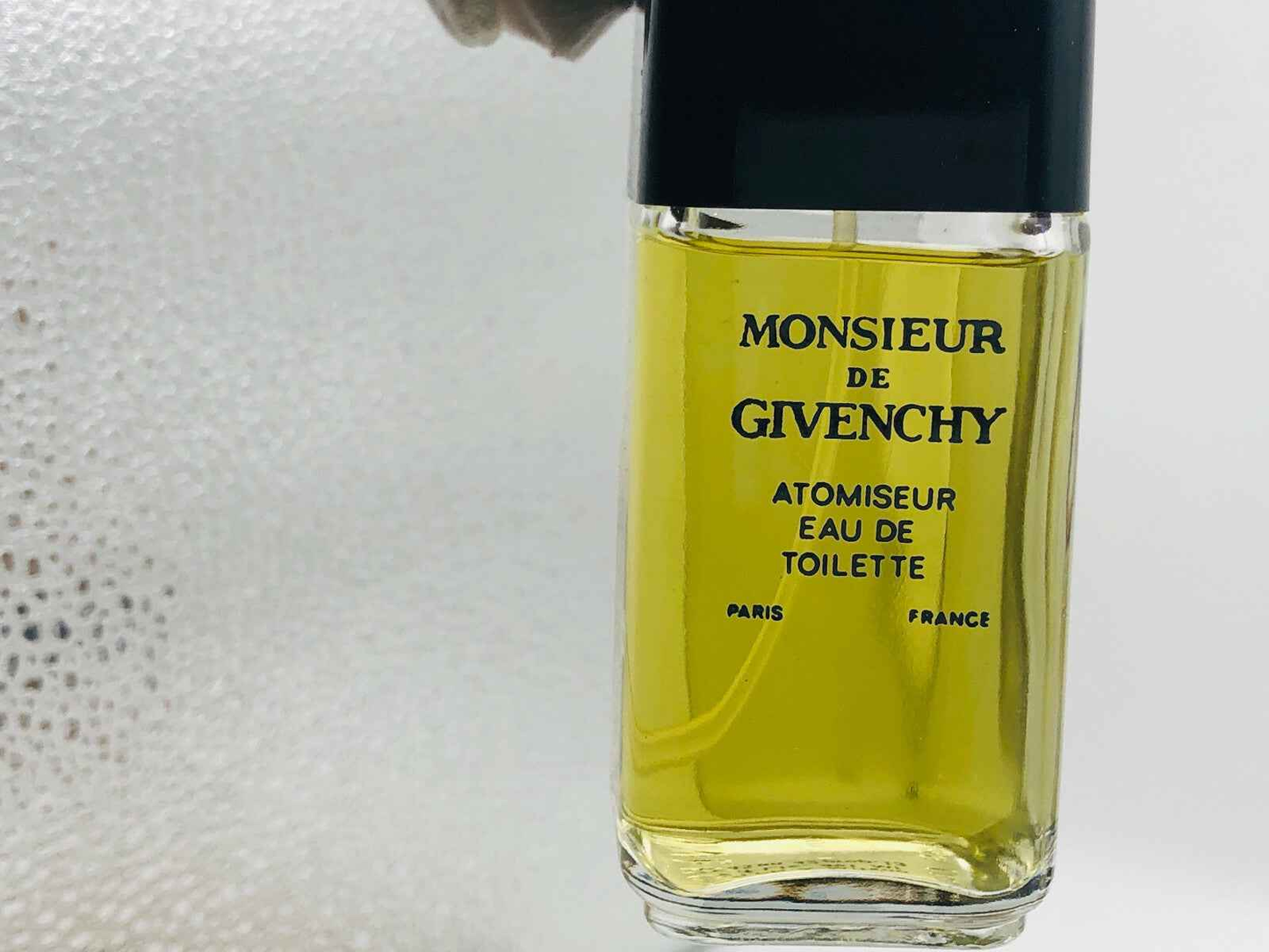 Profumo Givenchy Monsieur Vintage in bottiglia di vetro elegante con etichetta nera e oro
