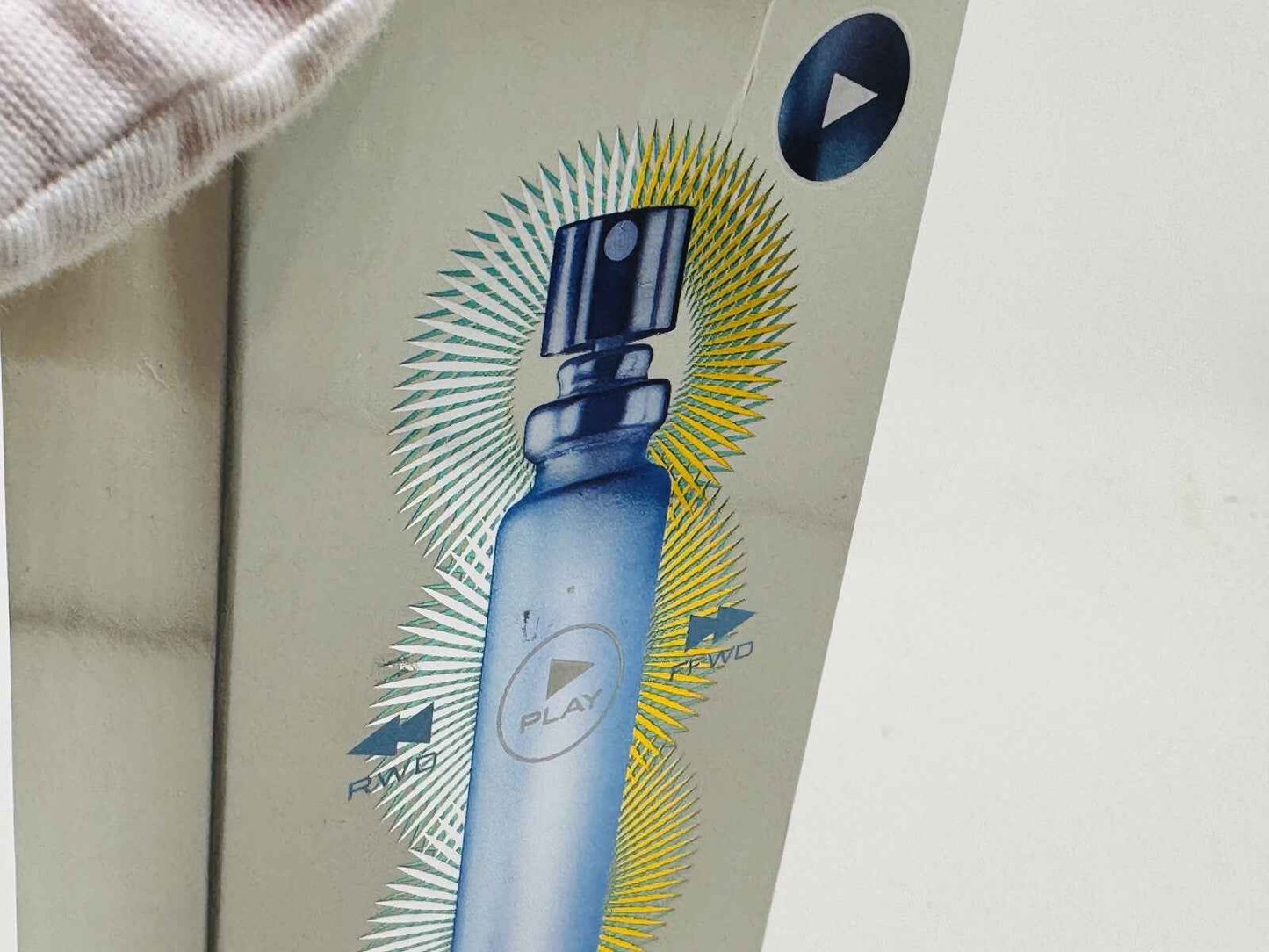 Flacone di profumo Givenchy Oblique con design elegante e spray per una fragranza unica