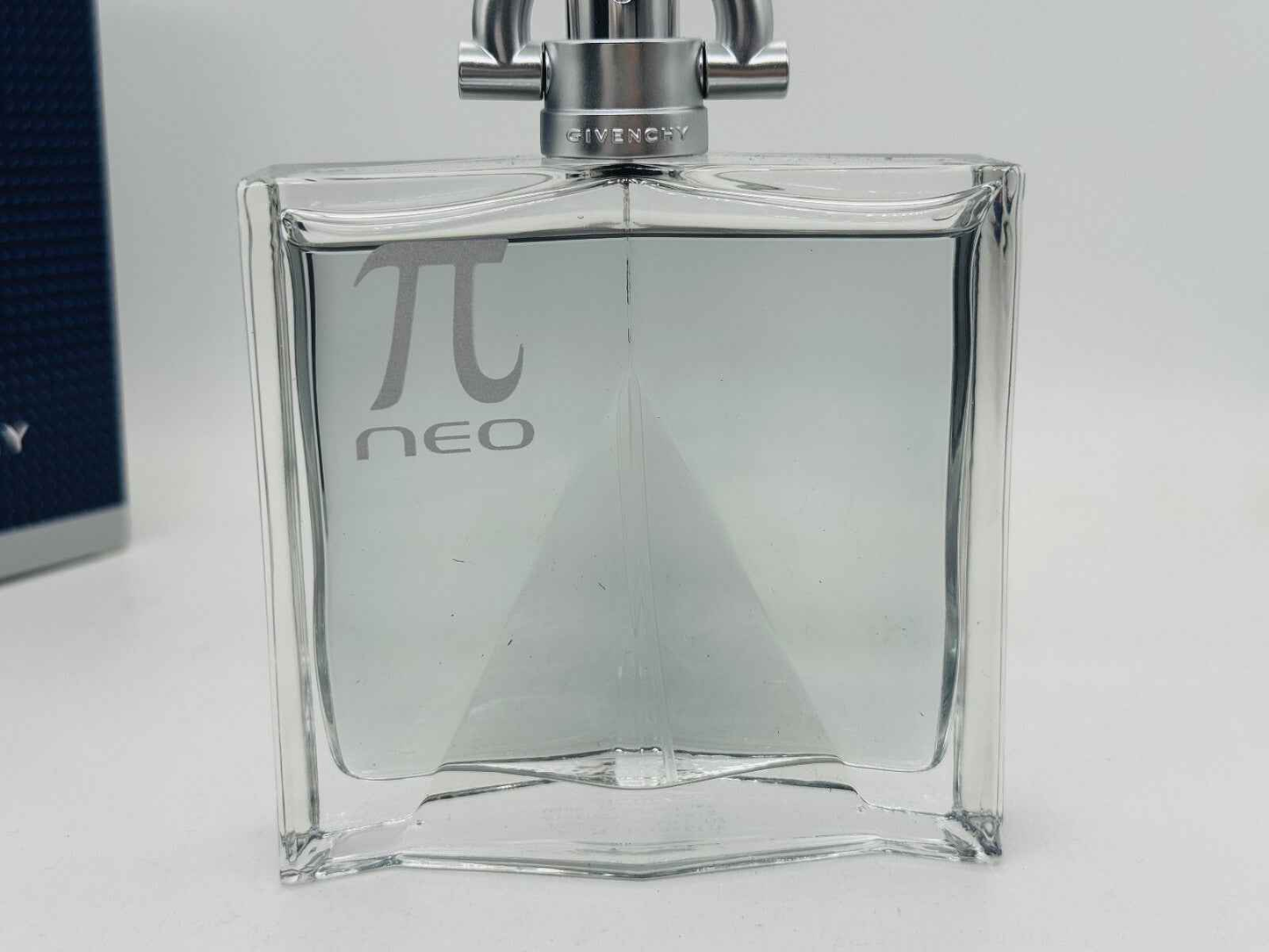 Flacone di profumo Givenchy Pi Greco Neo con design elegante e moderno
