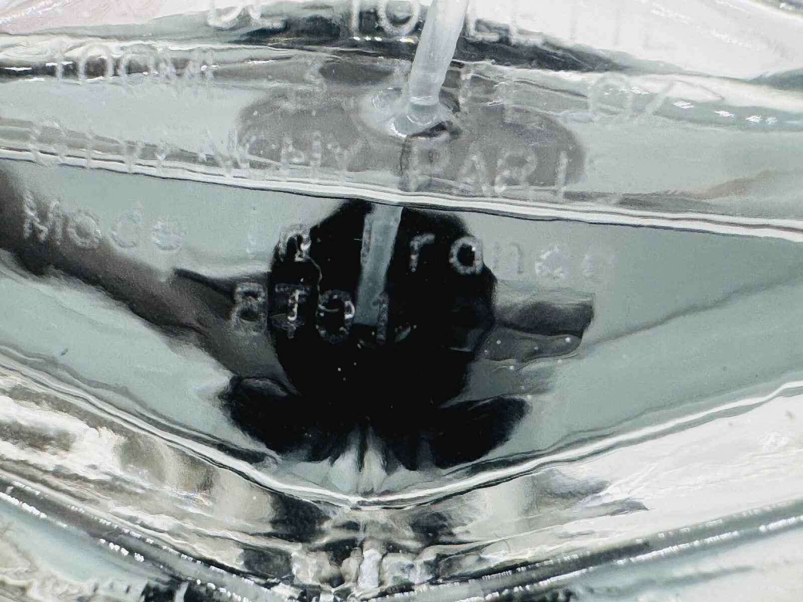Profumo Givenchy Pi Greco Neo con flacone elegante e riflesso luminoso per una fragranza sofisticata