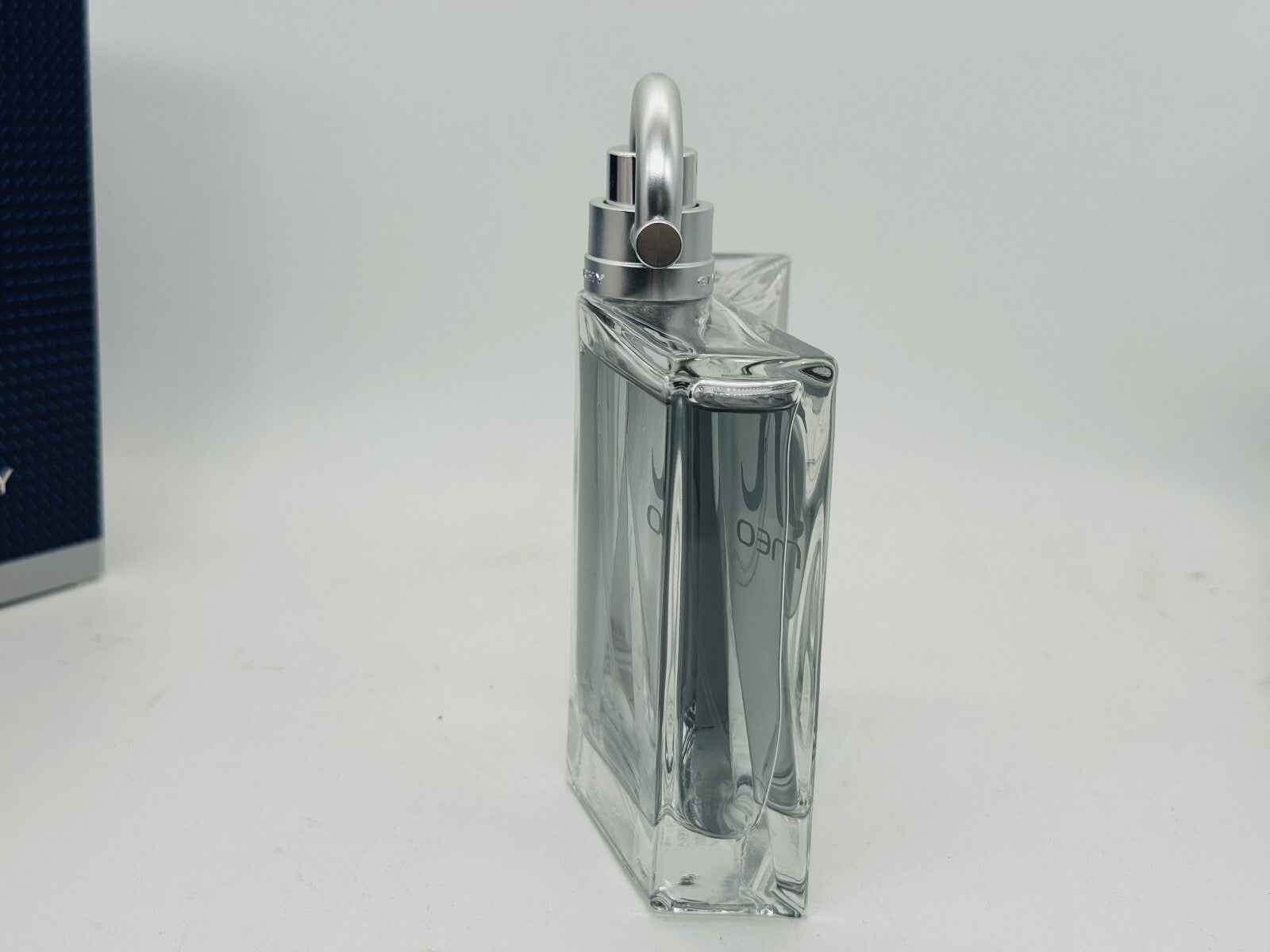 Flacone di profumo Givenchy Pi Greco Neo con design elegante e dettagli sofisticati