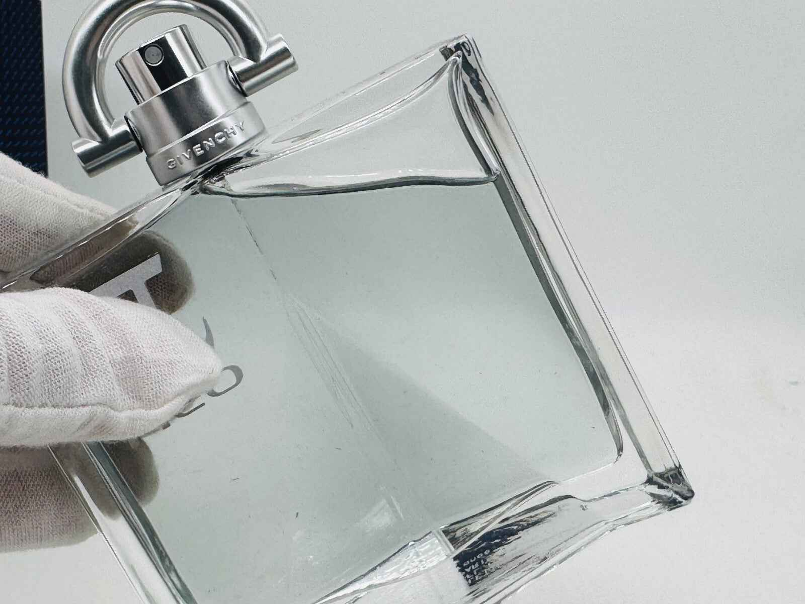 Flacone di profumo Givenchy Pi Greco Neo con design elegante in vetro trasparente