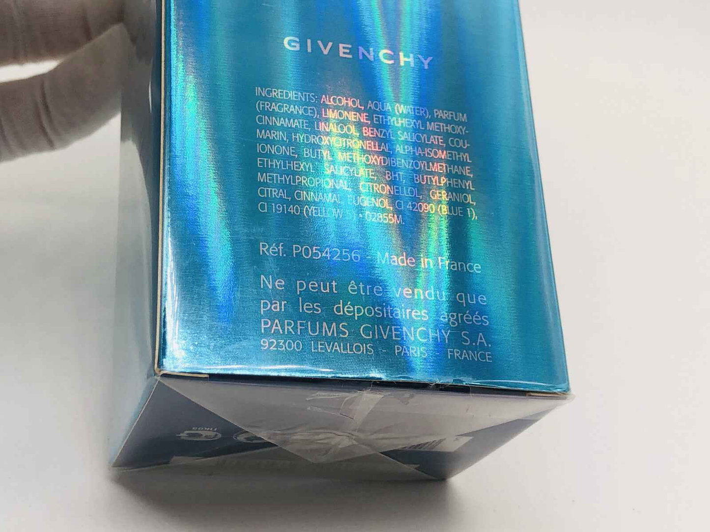 Scatola di profumo Givenchy Very Irresistible Fresh Attitude con materiali riflettenti e dettagli informativi