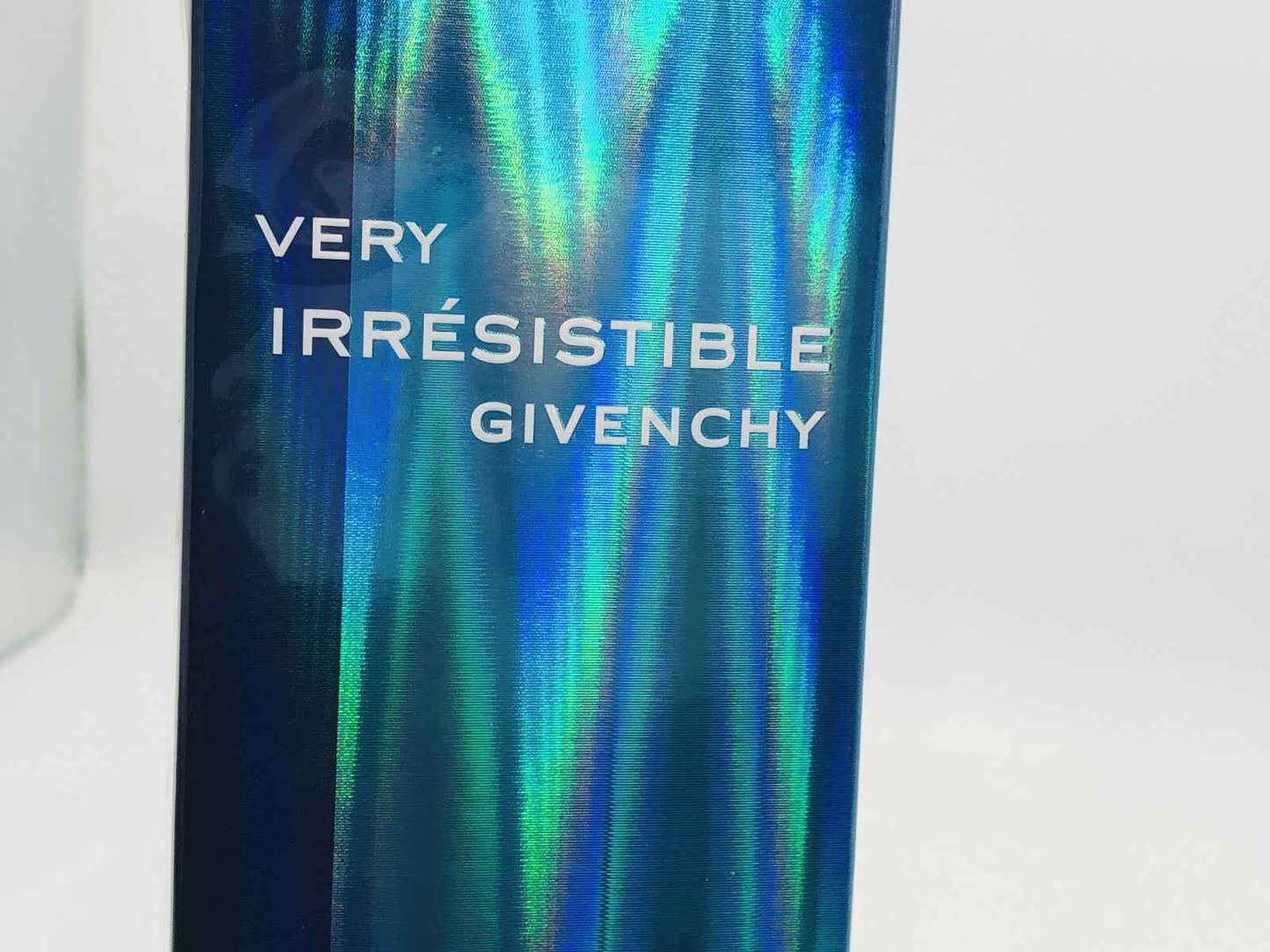 Profumo Givenchy Very Irresistible Fresh Attitude con rifiniture iridescenti in bottiglia elegante