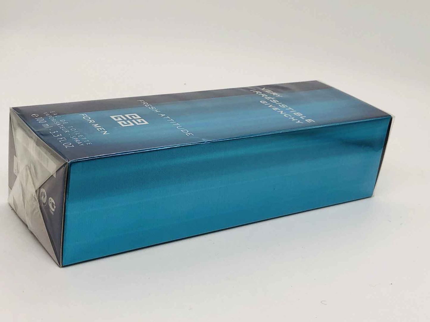 Confezione di Givenchy Very Irresistible Fresh Attitude in blu con dettagli eleganti per una fragranza fresca