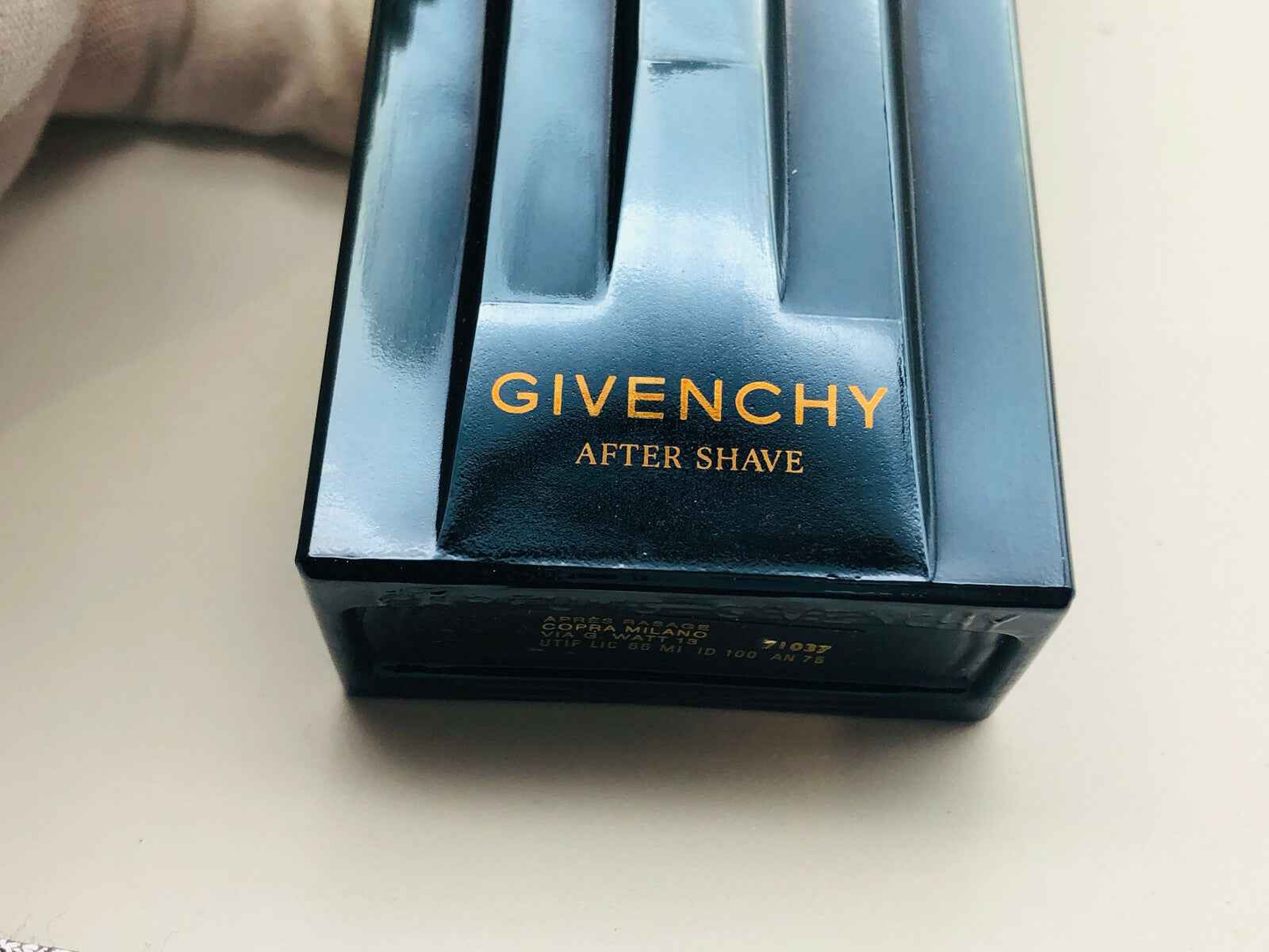 Scatola di dopobarba Givenchy Xeryus Vintage con finitura elegante e logo dorato