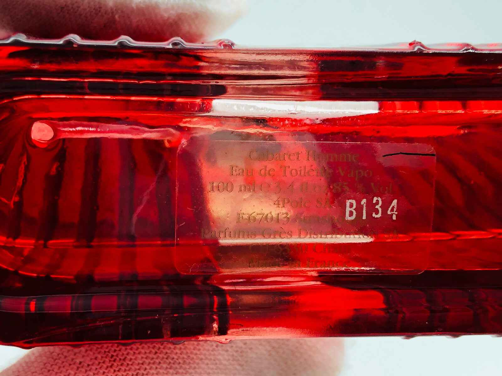 Flacone rosso di Profumo Vintage Gres Cabaret da 100 ml, elegante e distintivo