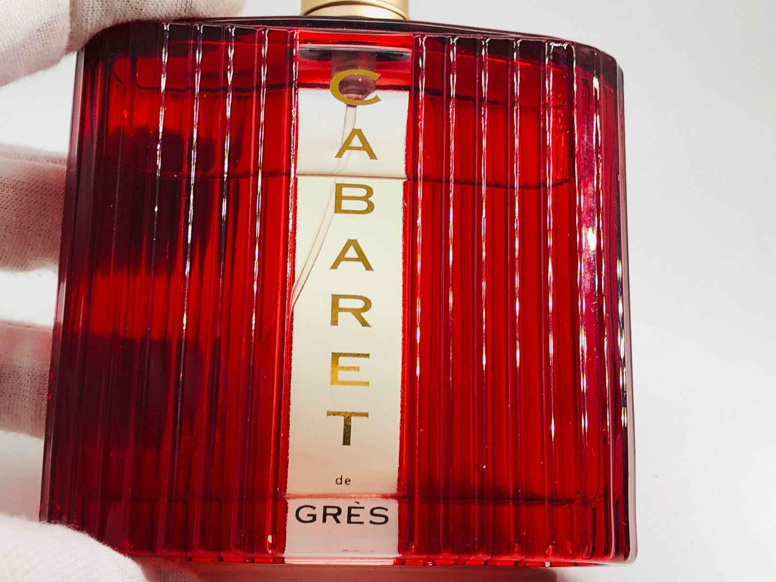 Flacone di Profumo Vintage Gres Cabaret in vetro rosso con design elegante e raffinato