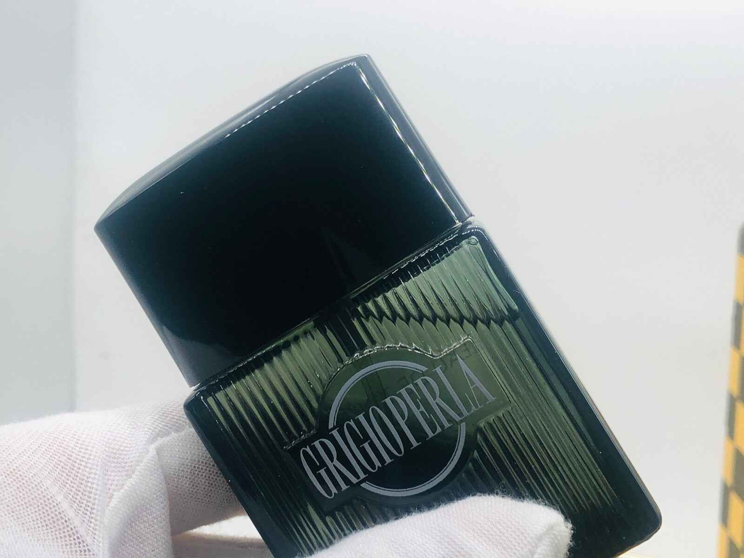 Flacone di profumo Grigioperla Vintage con design elegante e moderno per uomini