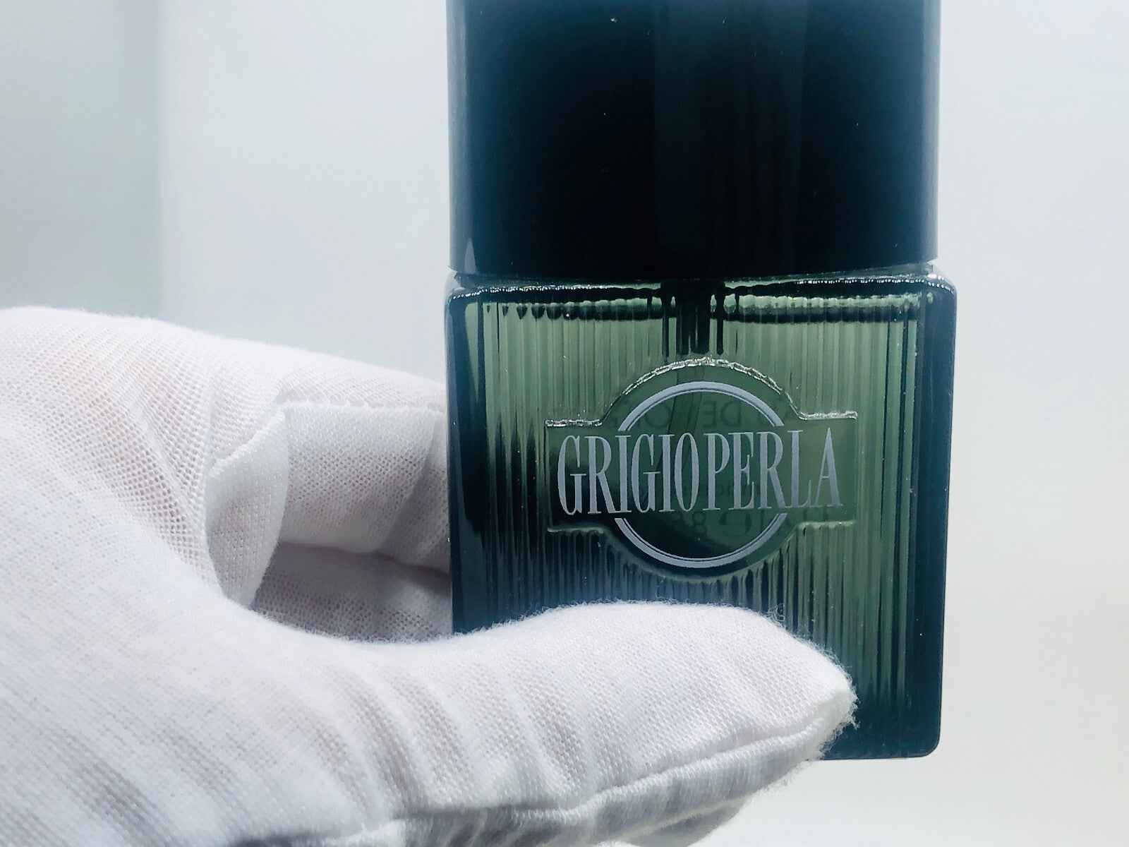 Flacone di profumo Grigioperla Vintage con design elegante e dettagli raffinati