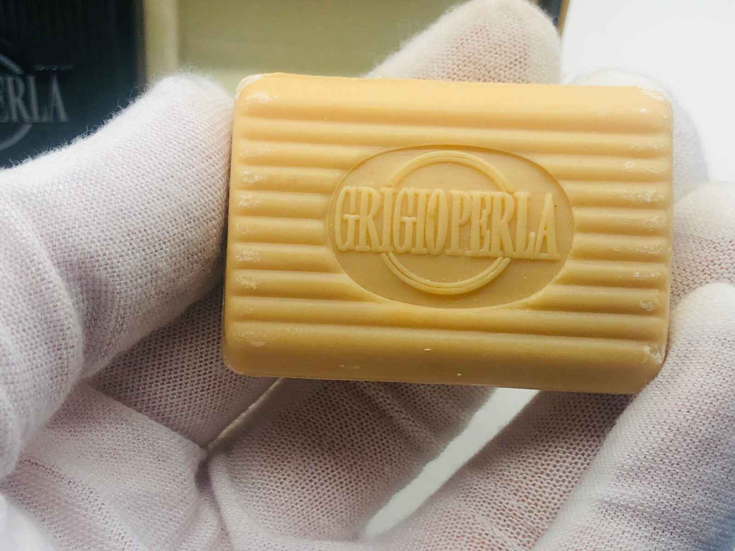 Sapone Grigioperla Vintage con design classico, ideale per la cura personale e l'uso quotidiano