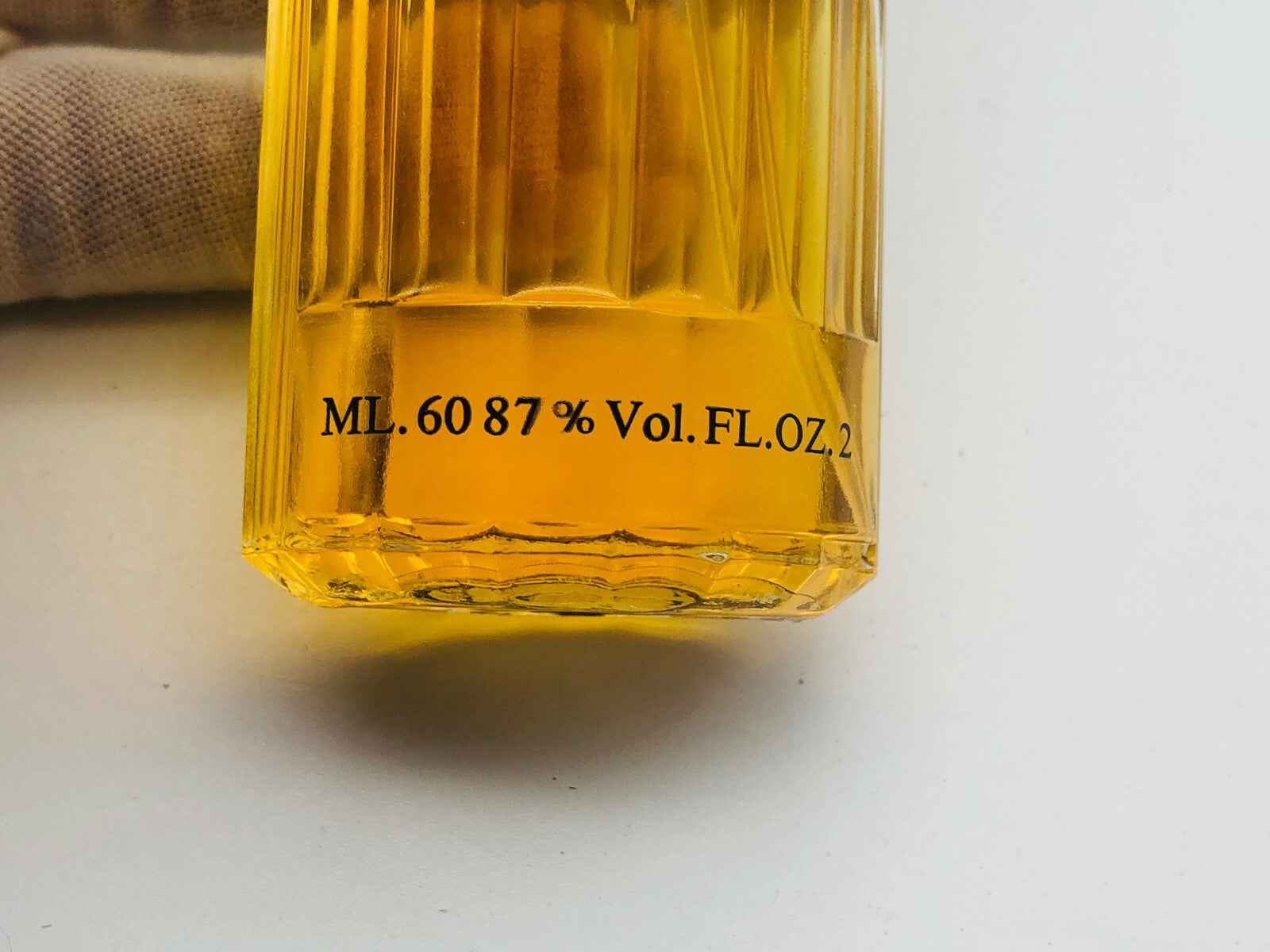 Bottiglia di profumo Eau de Gucci Vintage con etichetta in rilievo e tonalità dorata