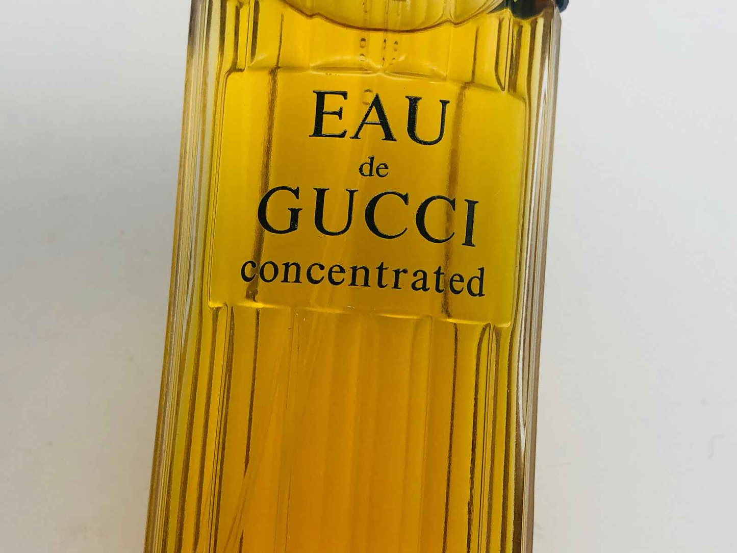 Flacone di profumo Eau de Gucci Vintage con design elegante e aroma intenso