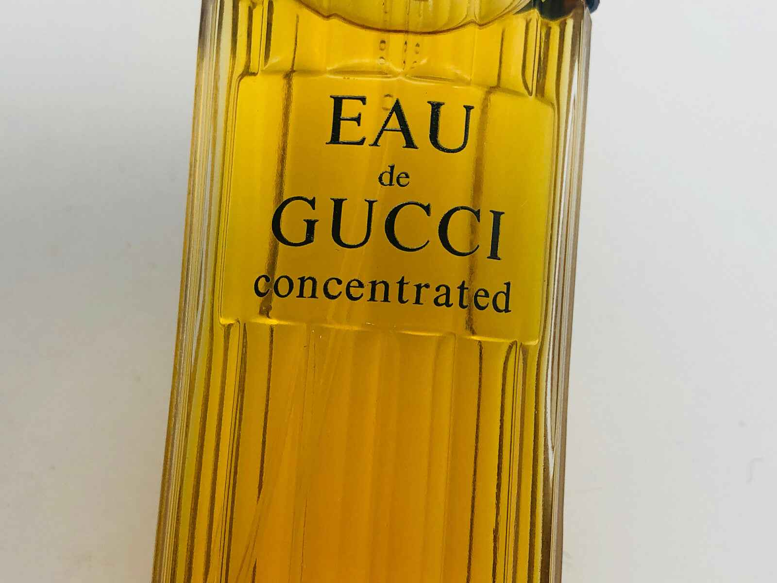 Flacone di profumo Eau de Gucci Vintage con design elegante e aroma intenso