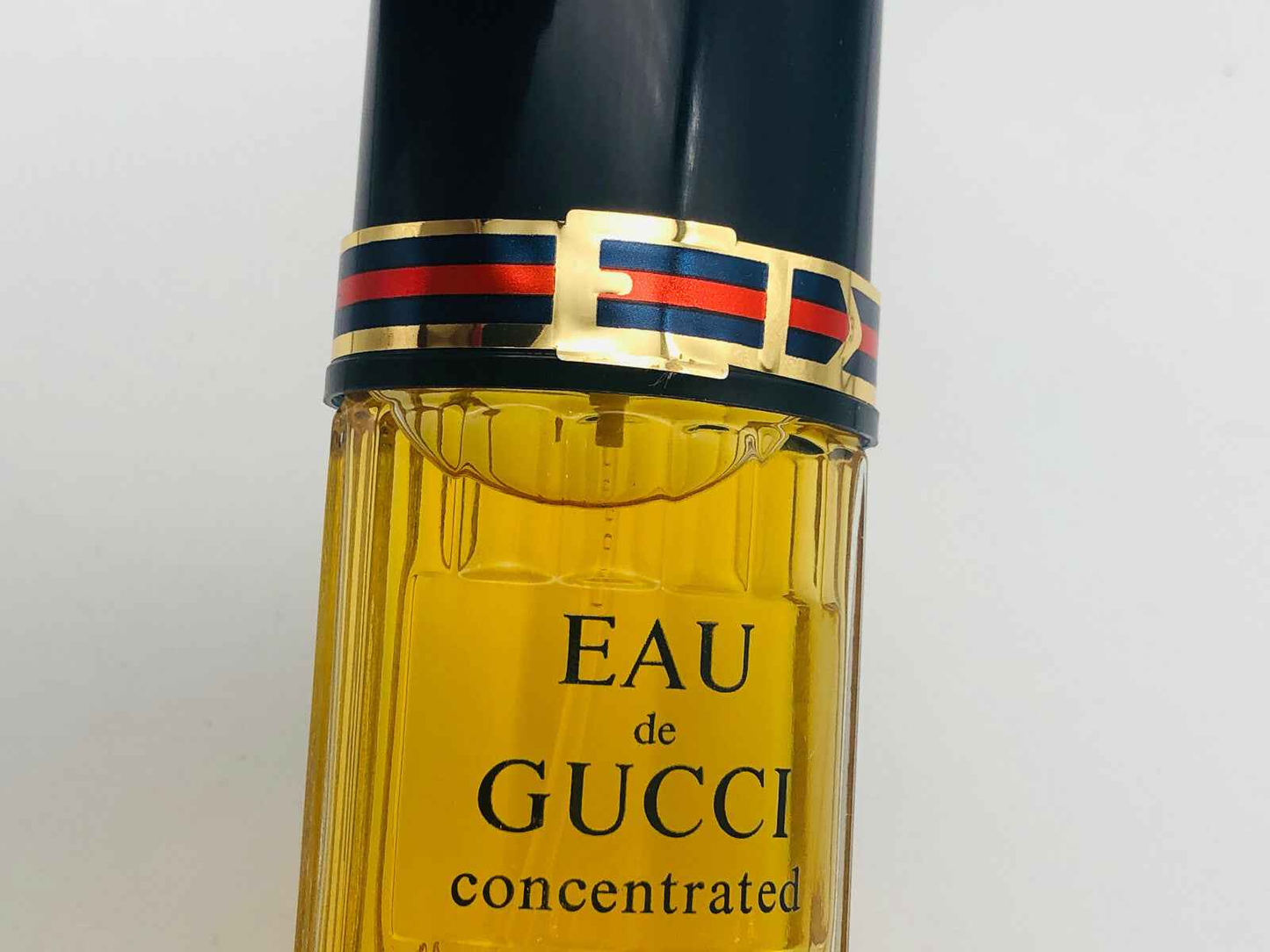 Profumo Eau de Gucci Vintage in flacone elegante con dettagli dorati e neri
