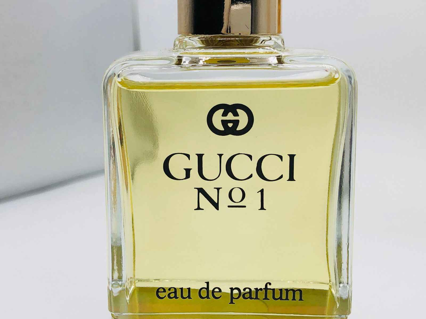 Flacone di Profumo Gucci Vintage N°1 in bottiglia trasparente con tappo dorato