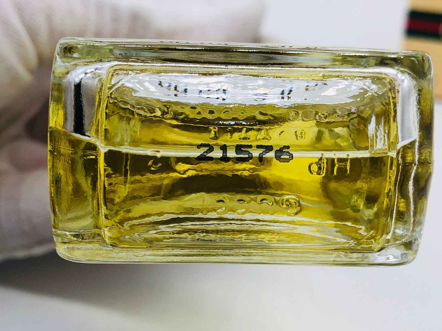 Flacone di profumo Gucci Vintage con design elegante e aroma iconico