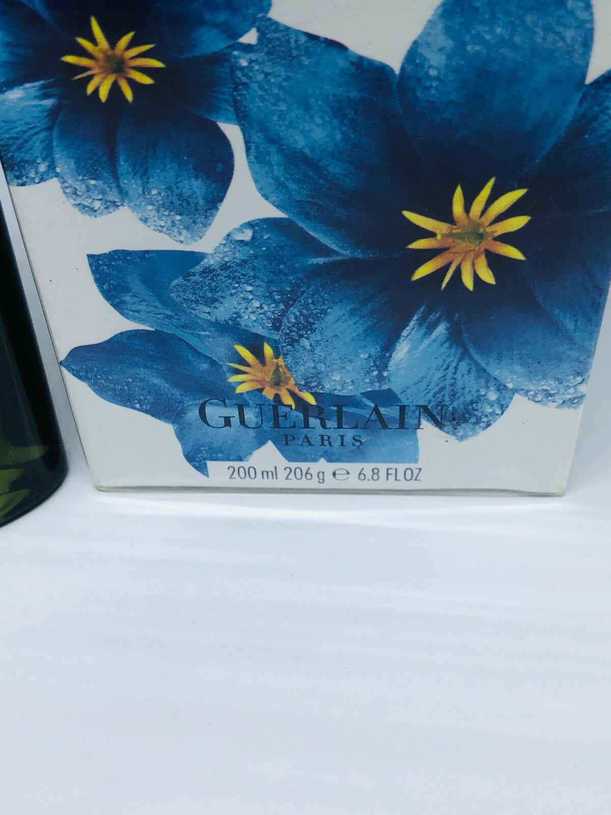 Scatola di Guerlain Aqua Allegoria Gentiana, profumo da 200 ml con fiori blu in design elegante