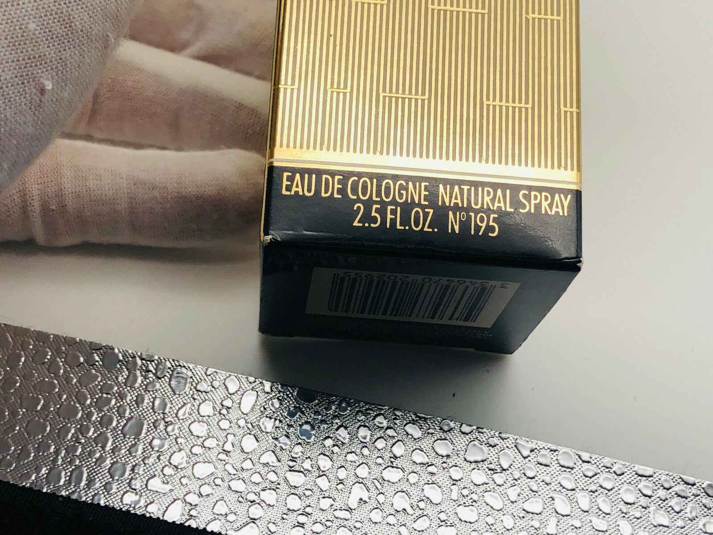 Confezione di Guerlain Chamade Vintage Eau de Cologne Natural Spray da 2,5 oz con design elegante