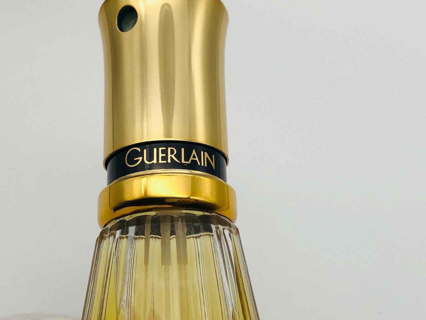 Flacone di profumo Guerlain Chamade Vintage con tappo dorato e design elegante