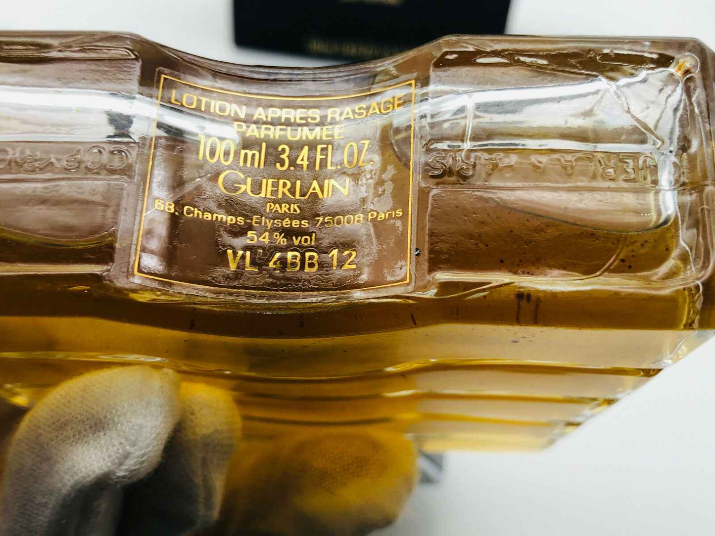 Flacone di After Shave Derby Guerlain da 100 ml con etichetta dorata e design elegante