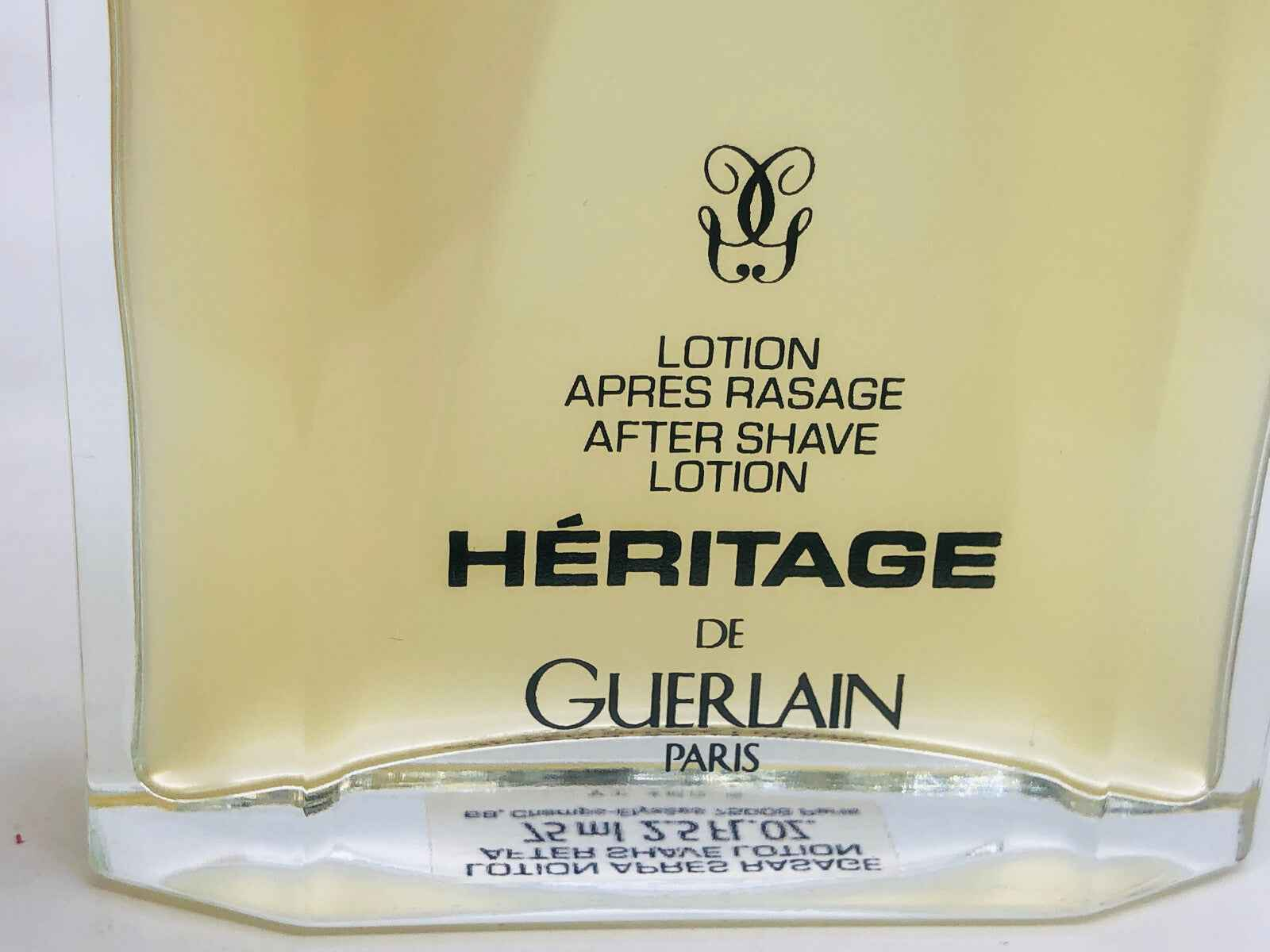 Flacone di lozione dopobarba Heritage Guerlain Vintage con etichetta elegante e design sofisticato