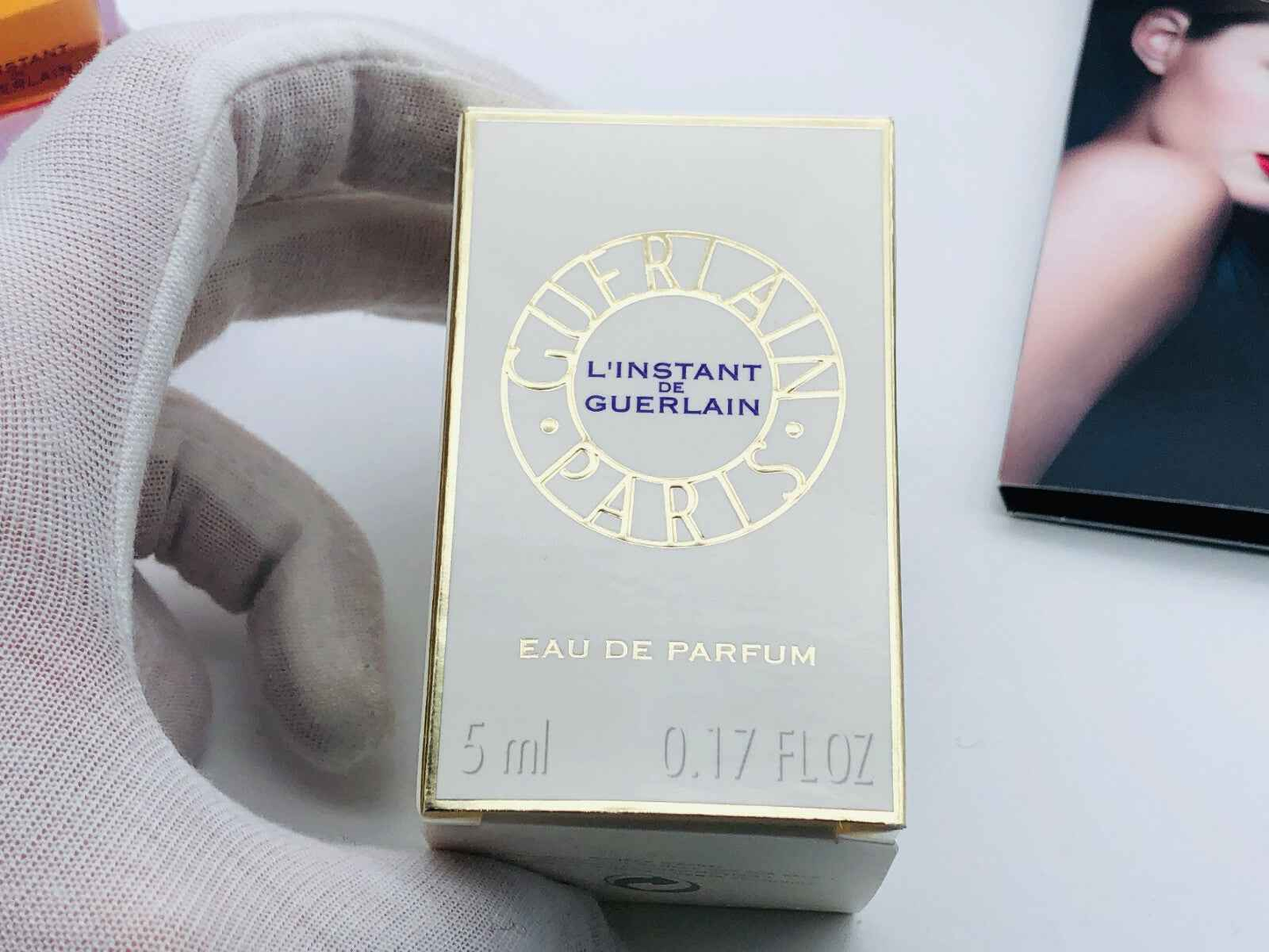 Scatola di profumo L'Instant de Guerlain Vintage da 5 ml in elegante design oro e bianco
