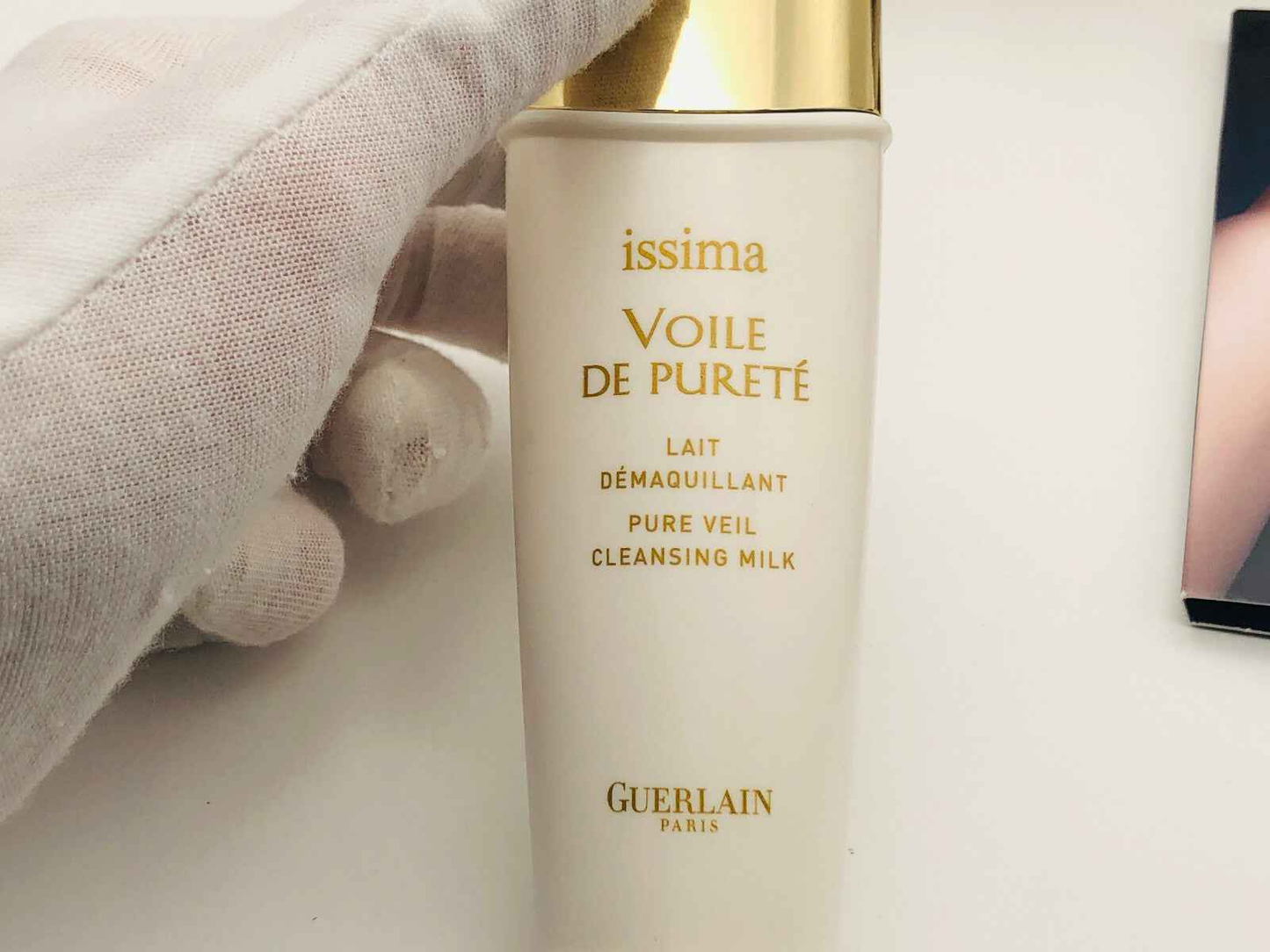 Flacone di Latte Demaquillante Voile de Pureté Guerlain issima con formula delicata per pelli sensibili