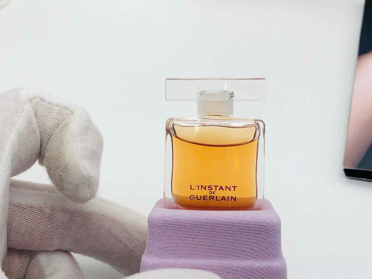 Fragranza L'Instant de Guerlain Vintage in flacone elegante con tappo trasparente