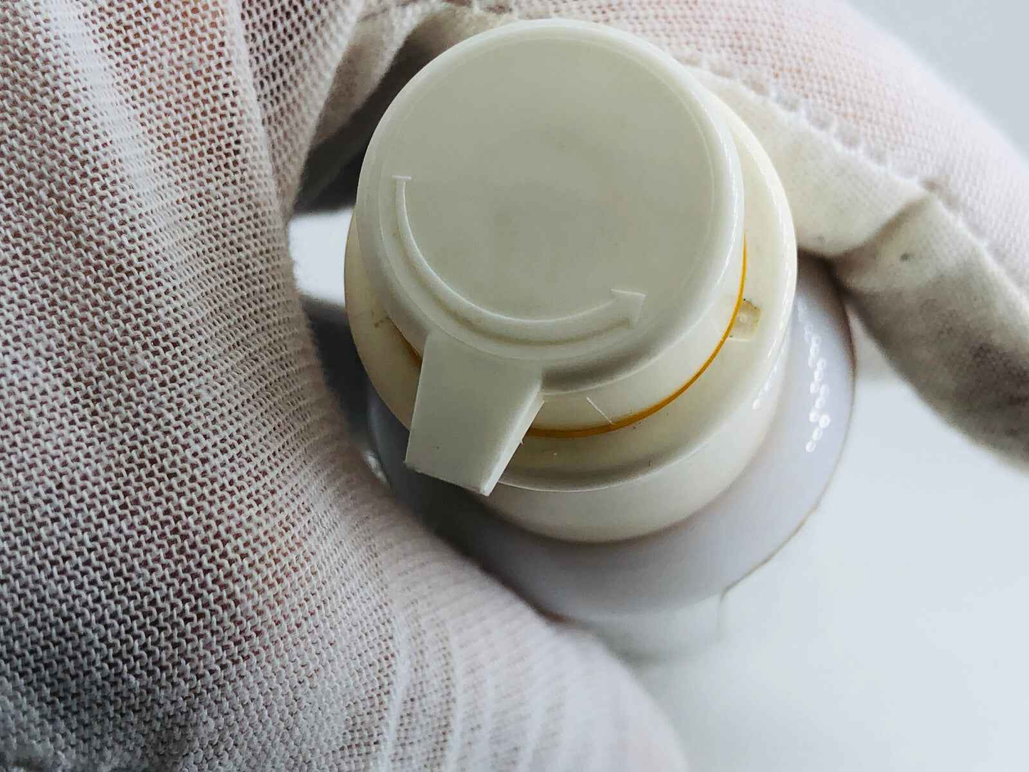 Flacone di Guerlain Issima Serum con tappo a pressione per una facile applicazione