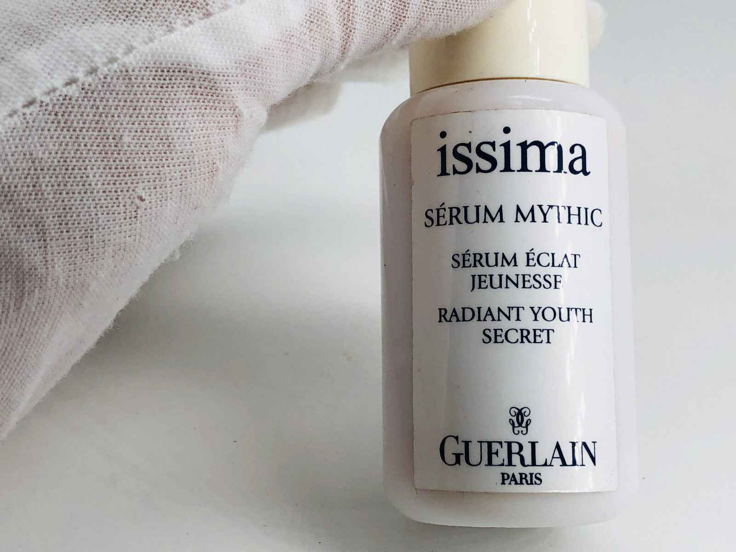 Flacone di Guerlain Issima Serum Mythic per un aspetto giovanile e luminoso della pelle