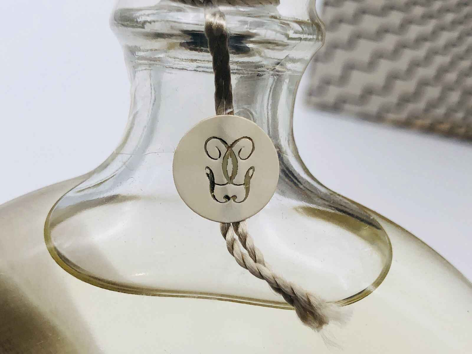 Dettaglio della bottiglia di Guerlain Jicky Vintage con etichetta e cordoncino decorativo