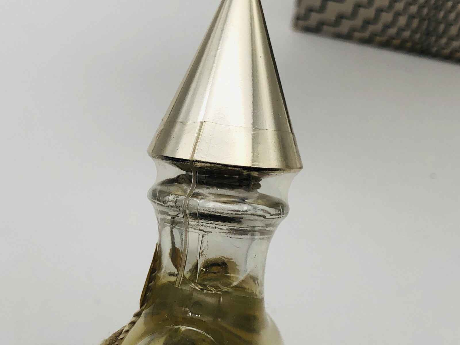 Flacone di profumo Guerlain Jicky Vintage con tappo metallico elegante e design unico