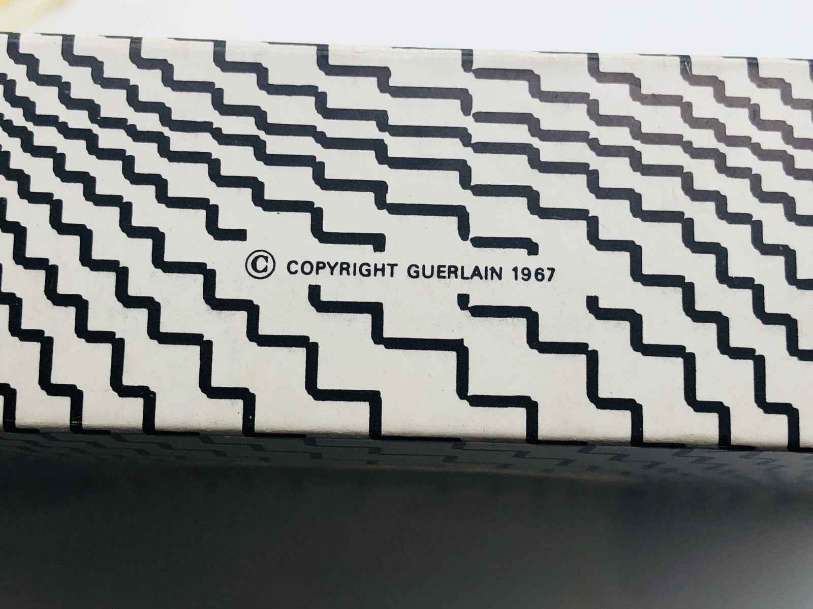 Scatola vintage di Guerlain Jicky con design geometrico in bianco e nero del 1967