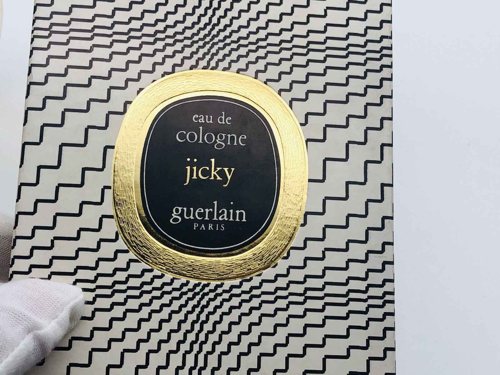 Confezione di Eau de Cologne Guerlain Jicky Vintage con design raffinato e dettagli dorati