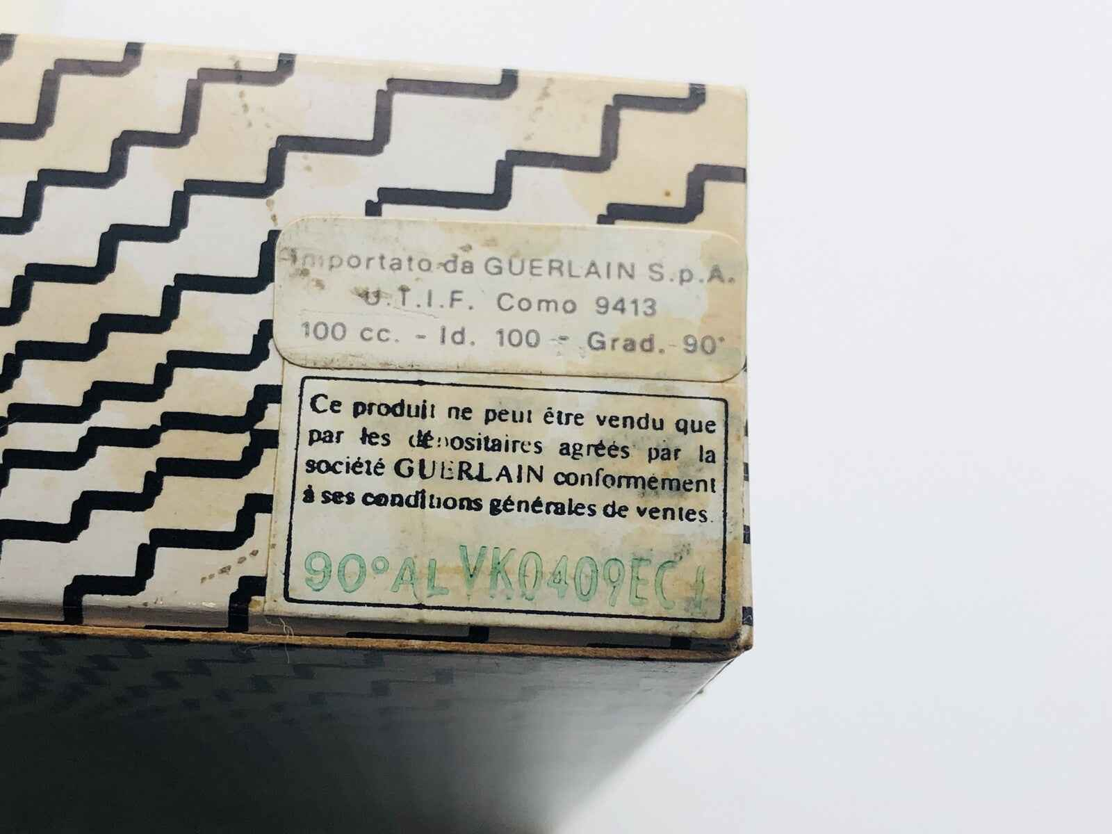 Scatola vintage di profumo Guerlain Jicky con etichetta originale e design unico