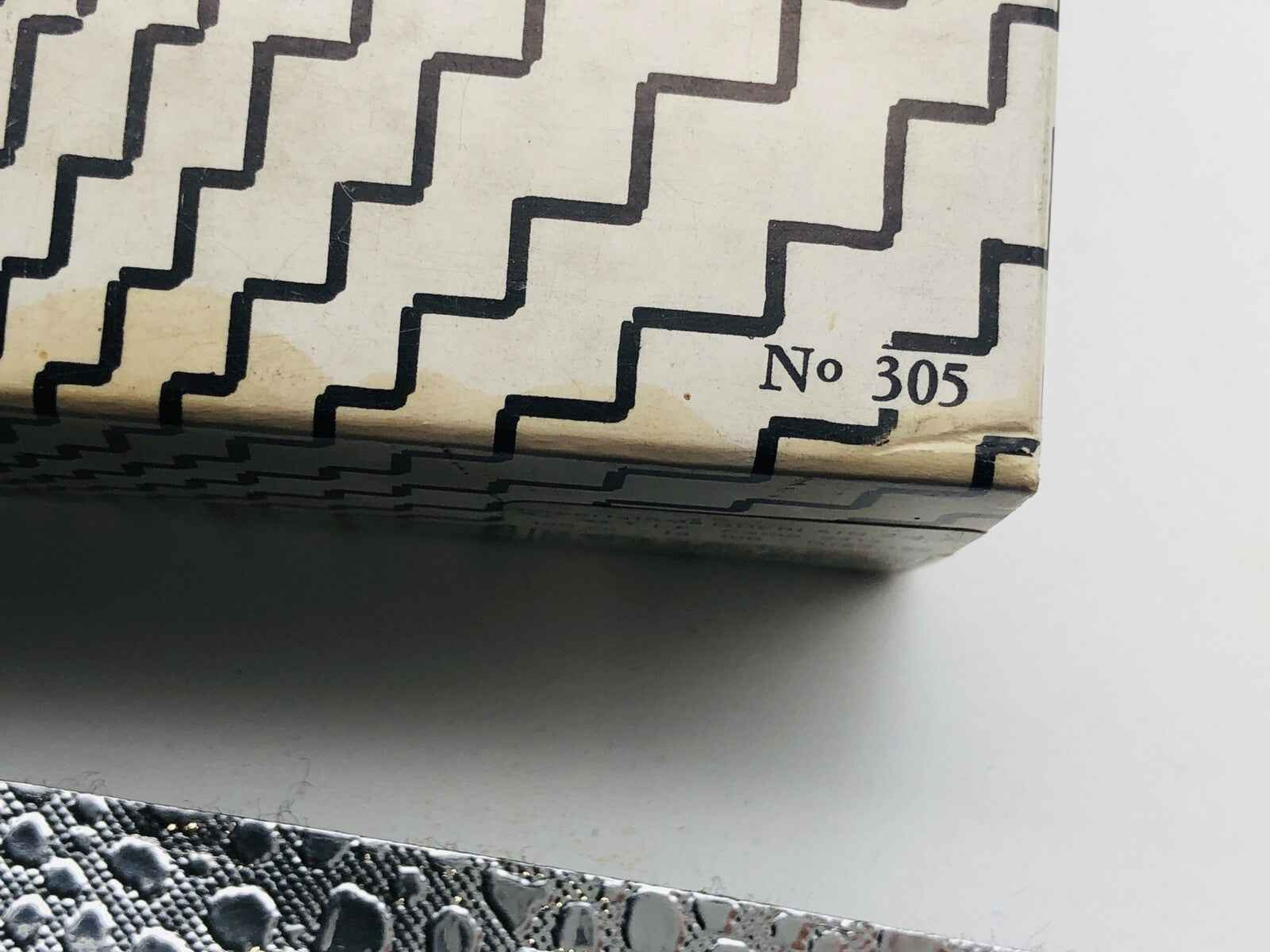Scatola vintage Guerlain Jicky Vintage con design geometrici e numero 305 stampato