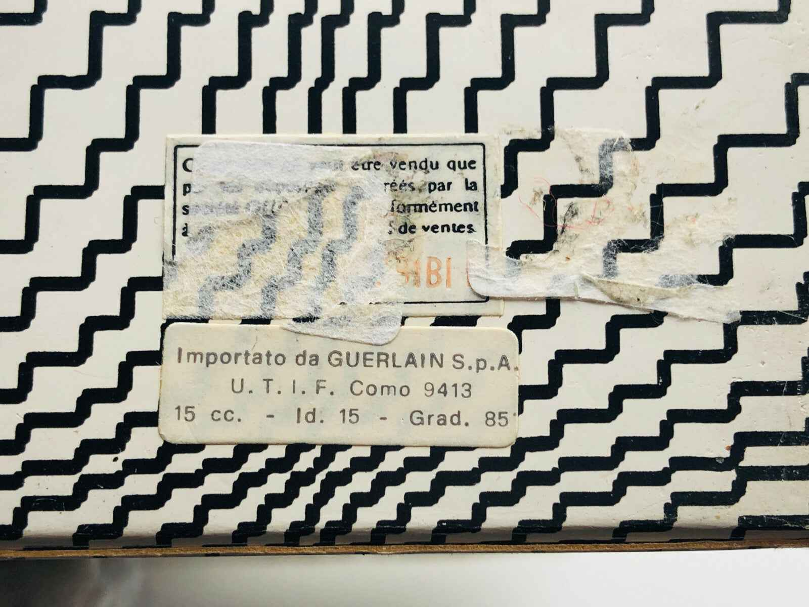 Packaging retro di Guerlain Mitsouko Parfum con design geometrico e dettagli informativi
