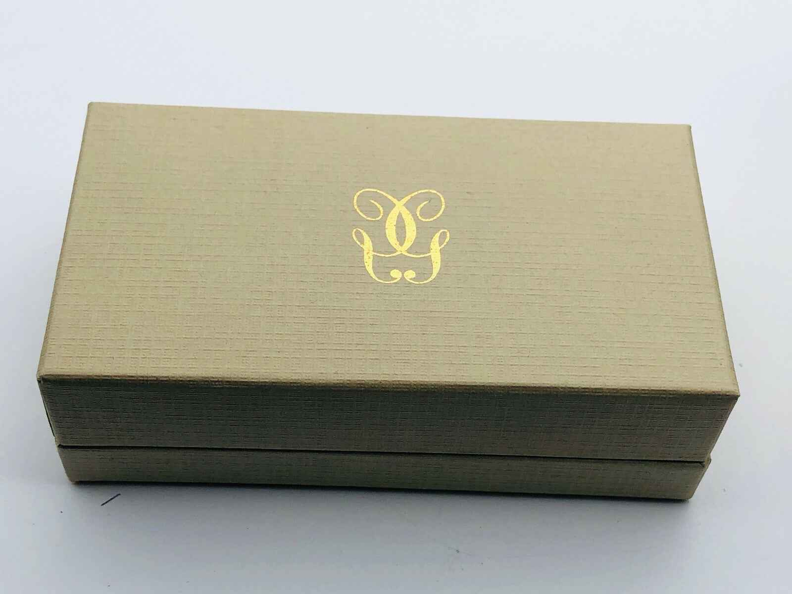 Scatola elegante di Guerlain Mitsouko Parfum con logo dorato in rilievo